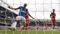 Pada menit ke-69, Everton mampu membuat kejutan setelah Conor Coady mampu membobol gawang Liverpool. Sayang gol tersebut dianulir karena offside setelah wasit meninjau VAR. (AFP/Oli Scarff)
