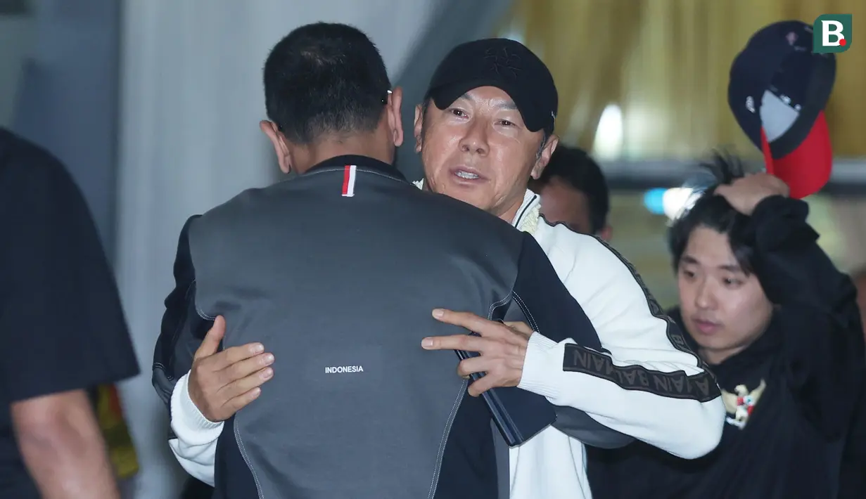 Pelatih Shin Tae-yong disambut hangat salah seorang pengurus PSSI saat tiba bersama Skuad Timnas Indonesia U-23 di Terminal 3 Bandara Soekarno-Hatta, Tangerang, Banten, Sabtu (11/5/2024) pagi WIB usai berjuang di Piala Asia U-23 2024 di Qatar dan play-off Olimpiade Paris di Prancis. (Bola.com/M Iqbal Ichsan)