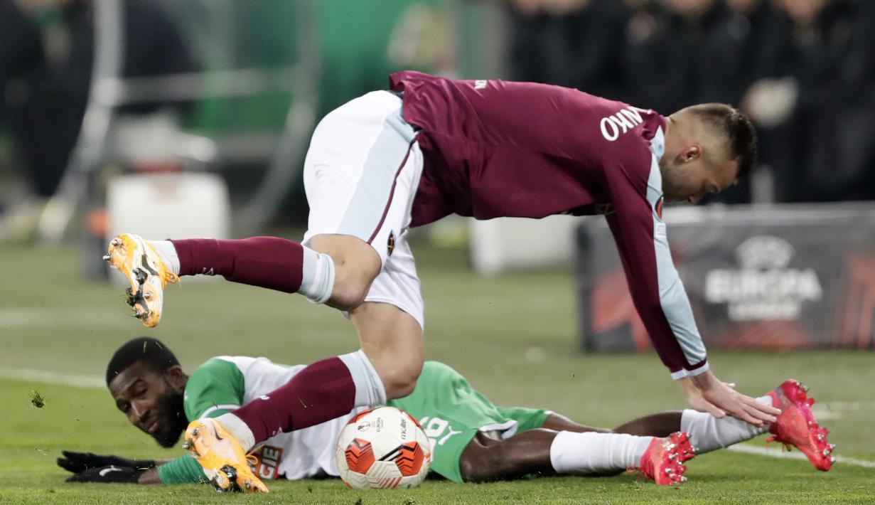 The Hammers memastikan lolos ke fase knock out sebagai juara Grup H usai mengalahkan tuan rumah Rapid Vienna dua gol tanpa balas. (AP/Lisa Leutner)