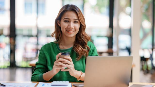 baju hijau karismatik mandiri karir bekerja tersenyum