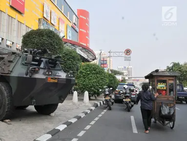 Panser Anoa terparkir di pusat perbelanjaan kawasan Glodok, Jakarta, Kamis (27/6/2019). TNI dan Polri mengamankan sejumlah pusat perbelanjaan di Jakarta guna mengantisipasi hal yang tidak diinginkan saat pembacaan putusan sidang sengketa Pilpres 2019. (merdeka.com/Iqbal Nugroho)