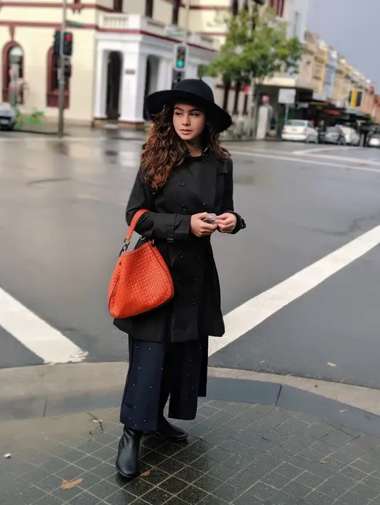 Wanita kelahiran Bogor ini memang hobi berlibur di Negeri Kangguru. Pada tahun sebelumnya, Sahila juga mengajak keluarga untuk menikmati suasana asri Australia. Ini gaya Sahila saat berlibur, tampil stylish  dengan topi hitam dan baju senada. (Liputan6.com/IG/sahilahisyam)