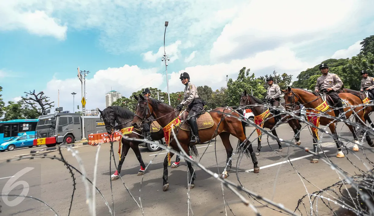  Sejumlah anggota polisi berkuda ikut serta dalam melakukan pengamanan aksi Unjuk Rasa Bela Rakyat 121 dari Badan Eksekutif Mahasiswa Seluruh Indonesia (BEM SI) di depan Istana Merdeka, Jakarta, Kamis (12/1).  (Liputan6.com/Faizal Fanani)
