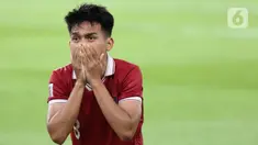 Luapan ekspresi pemain depan timnas Indonesia, Witan Sulaeman usai gagal memanfaatkan peluang mencetak gol ke gawang Thailand pada lanjutan kualifikasi Grup A Piala AFF 2022 di Stadion Utama Gelora Bung Karno, Jakarta, Kamis (29/12/2022). Laga berakhir imbang 1-1. (Liputan6.com/Helmi Fithriansyah)