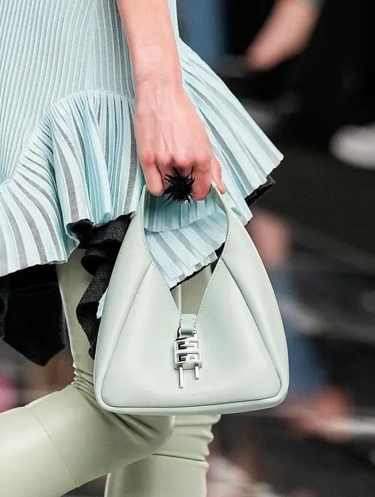 Elemen kulit yang ditemukan di seluruh koleksi dilanjutkan pada sepatu stretch khas Givenchy, tas New Hobo, Kenny, dan 4G yang ditandai dengan perangkat keras Lock khas dan formulir yang diperbarui. (Dok/GIVENCHY).