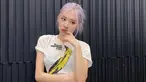 Tampil sederhana dengan kaus berwarna putih, pemilik nama Roséanne Park atau Park Chae Young tetap terlihat menawan. Bahkan, tatanan rambut Rose Blackpink ini pun terlihat cukup sederhana. (Liputan6.com/IG/@roses_are_rosie)