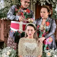 Sebelum resmi menikah, Amanda Gonzales dan Christian Rontini terlebih dahulu melalui berbagai prosesi adat Jawa. [Foto: Instagram/djanjisoetji.photography]