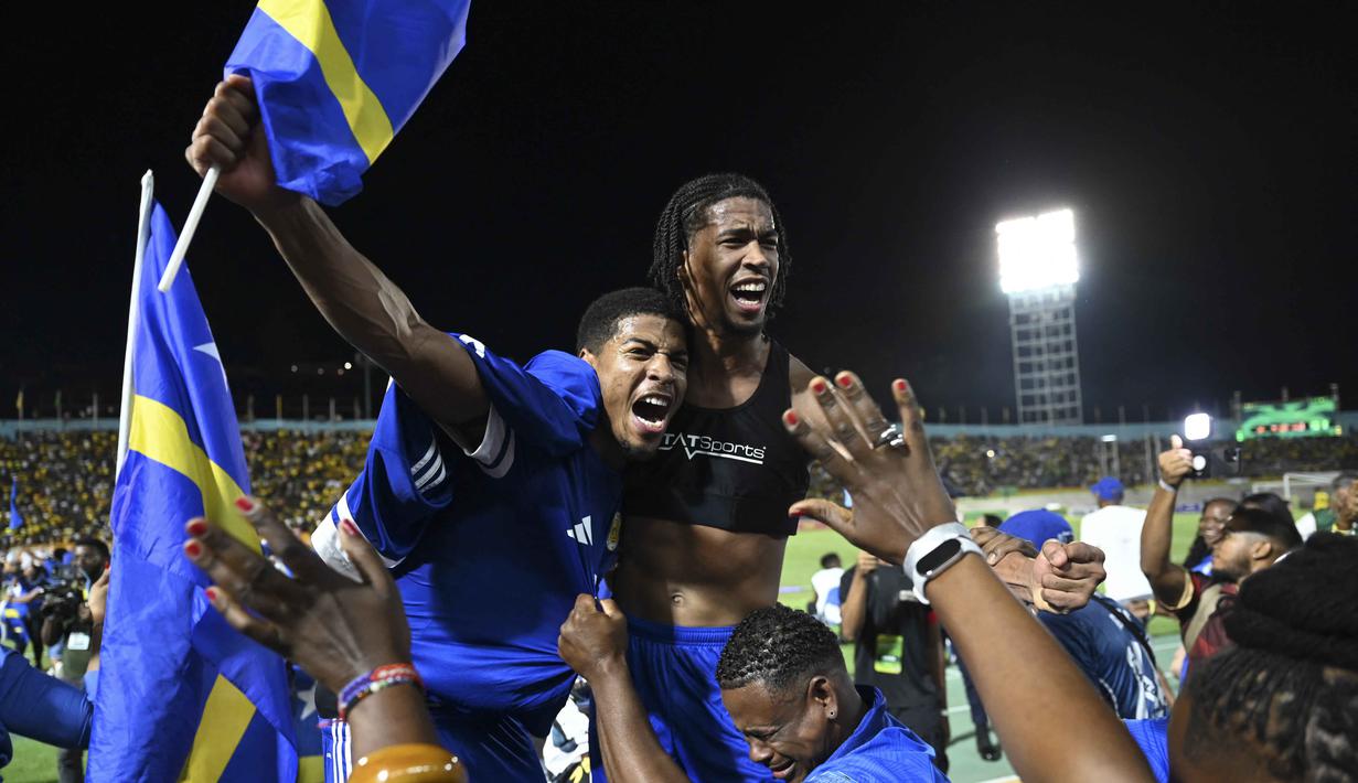 Pemain dan suporter Timnas Curacao merayakan hasil imbang melawan Jamaika pada Grup B Kualifikasi Piala Dunia 2026 zona CONCACAF di Independence Park Stadium, Jamaika pada 18 November 2025. Timnas Curacao memastikan tempat di Piala Dunia 2026. (Ricardo MAKYN/AFP)