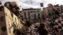 Peserta dan pasukan penjaga saling melemparkan jeruk sebagai bagian dari tradisi "perang jeruk" selama Karnaval Ivrea di Turin, Italia, Minggu (3/3). Festival ini biasa dilaksanakan di bulan Februari setiap tahunnya selama tiga hari (MARCO BERTORELLO/AFP)