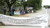 Saat ahli waris pemilik lahan jalan tol bersama warga menunaikan salat jumat di jalan tol reformasi Makassar (Liputan6.com/ Eka Hakim)