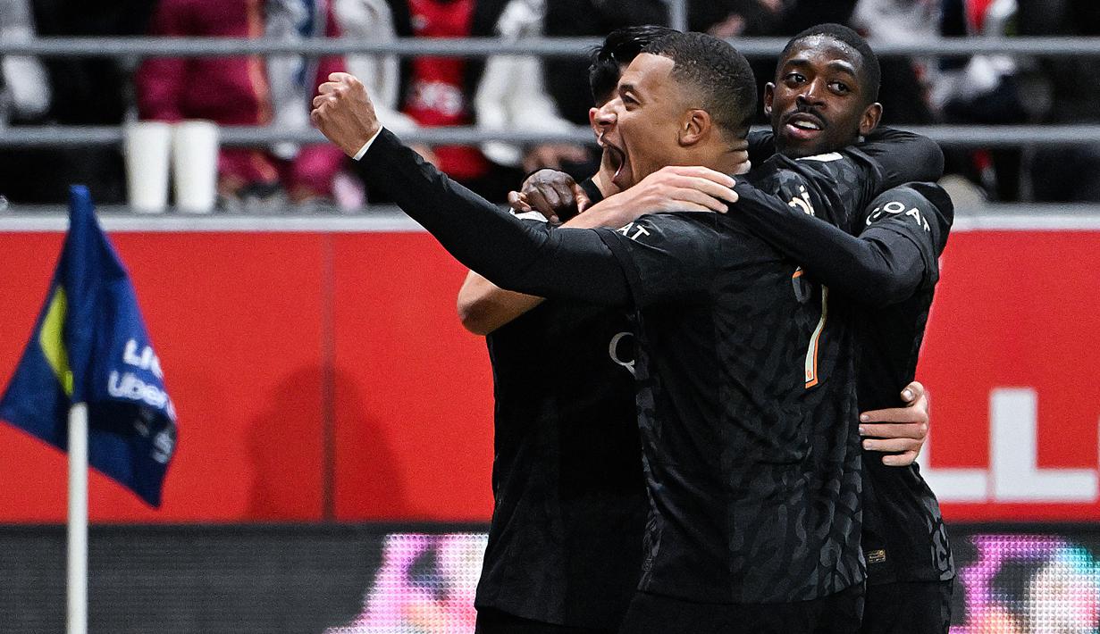 Keran hattrick para pemain di Ligue 1 musim 2023/2024 dibuka oleh striker PSG yang musim depan dipastikan hengkang ke Real Madrid, Kylian Mbappe. Hattrick Kylian Mbappe dibuat pada pekan ke-12 saat PSG menang 3-0 atas tuan rumah Stade Reims (11/11/2023). Hingga pekan ke-23 Ligue 1 2023/2024 ia telah mencetak total 21 gol dan 4 assist dari 21 laga. (AFP/Francois Nascimbeni)