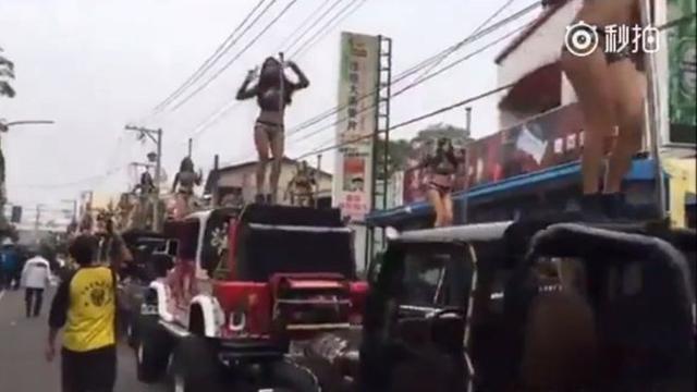 Heboh 50 Penari Striptis Joget Di Atas Jeep Otomotif Liputan6 Com