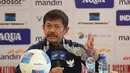 Laga tersebut akan berlangsung di Stadion Pakansari, Cibinong, Kabupaten Bogor, Jawa Barat pada Sabtu (15/11) dan Rabu (18/11/2025). Tampak dalam foto, pelatih Timnas Indonesia U-22, Indra Sjafri, saat memberi keterangan terkait pertandingan uji coba melawan Mali, Jakarta, Jumat (14/11/2025). (Bola.com/Abdul Aziz)