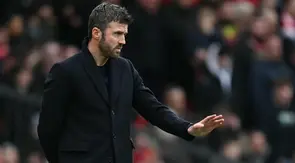 Pelatih interim Manchester United asal Inggris, Michael Carrick, memberi isyarat kepada para pemain selama pertandingan Liga Inggris antara Manchester United dan Fulham di Old Trafford di Manchester, barat laut Inggris, pada 1 Februari 2026. (Paul ELLIS/AFP)
