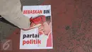 Salah satu aktivis Pemuda Untuk Keadilan dan Persatuan Indonesia (PKPI) menginjak poster yang berisikan penolakan pencalonan Sutiyoso jadi kepala BIN saat aksi damai di Bundaran HI, Jakarta, Minggu (28/6/2015). (Liputan6.com/Faizal Fanani)
