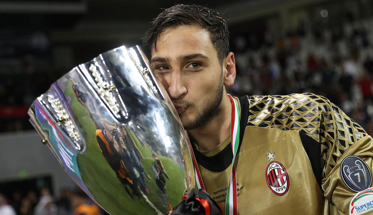 Gianluigi Donnarumma berhasil meraih gelar perdana dalam kariernya dengan mengantar AC Milan meraih Piala Super Italia 2016 pada Sabtu (24/12/2016). Kiper berusia 17 tahun ini membawa Rossoneri menang adu penalti 4-3 atas Juve. (AFP/Karim Jaafar)