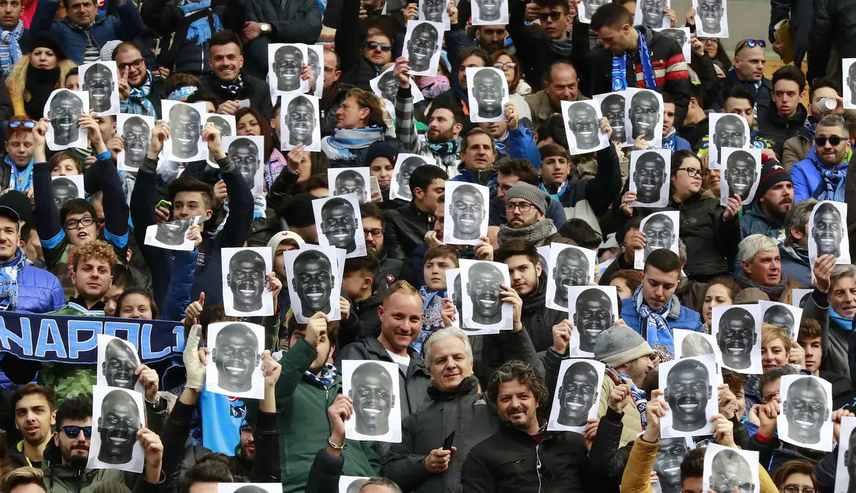 Ribuan Fans Napoli membentangkan poster Kalidou Koulibaly pada laga  Serie A Liga Italia di San Paolo stadium, Minggu (7/2/2016).Aksi ini merupakan balasan atas tindakan rasis dari fans Lazio kepada Kalidou. (AFP/Carlo Hermann)