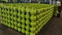 Pekerja mereproduksi tabung gas elpiji 3 kg di Depot LPG Tanjung Priok, Jakarta, Selasa (29/1). Pemerintah dan Badan Anggaran DPR menyepakati kenaikan anggaran subsidi energi Rp 4,1 triliun di tahun 2019 menjadi Rp 160 triliun. (Liputan6.com/Johan Tallo)