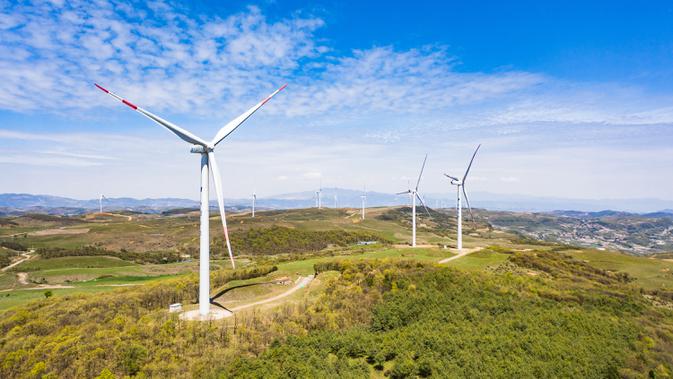 Foto yang diabadikan dari udara menunjukkan instalasi tenaga angin di wilayah Weining, Provinsi Guizhou, China, 27 April 2020. (Xinhua/Tao Liang)