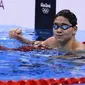 Perenang Singapura, Joseph Schooling (kanan), mengalahkan Michael Phelps (kiri) pada babak penyisihan keenam nomor 100 meter gaya kupu-kupu putra Olimpaide 2016 di Olympic Aquatics Stadium, Rio de Janeiro, Kamis (11/8/2016). (AFP/Gabriel Bouys)