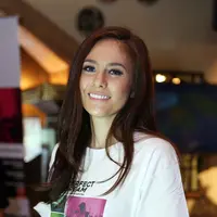 Wulan sudah membiasakan hal itu sejak libur Lebaran kemarin, di saat asisten rumah tangga berlibur ke kampung masing-masing. (Nurwahyunan/Bintang.com)