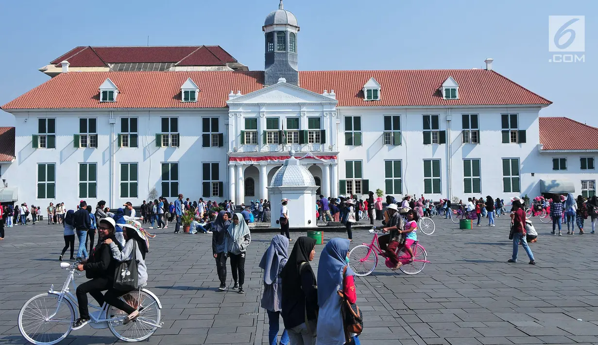 Sejumlah pengunjung memadati kawasan wisata Kota Tua, Jakarta, Kamis (21/9). Wisata kota tua dengan daya tarik bangunan sejarah Jakarta ini dipadati pengunjung yang memanfaatkan masa libur Tahun Baru Islam. (Liputan6.com/Helmi Afandi)