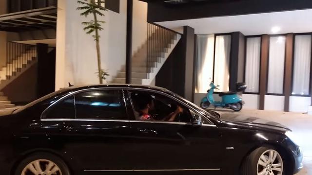 8 Potret Mertua Indah Permatasari Datang ke Jakarta, Diajak Lihat Rumah Baru