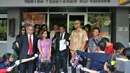 Hotman Paris yang menemani guru itu melaporkan orangtua siswa JIS yang menyebut kliennya terindikasi terlibat kejahatan seksual di sekolah tersebut (Liputan6.com/ Johan Tallo)
