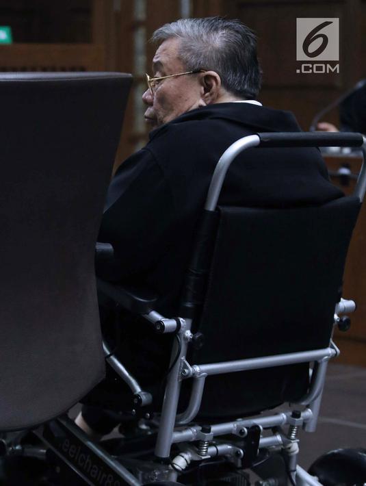 Direktur Utama PT Wijaya Kusuma Emindo (WKE), Budi Suharto saat sidang perdana di Pengadilan Tipikor, Jakarta, Rabu (20/1). Budi Suharto diduga terlibat perkara suap proyek pembangunan SPAM milik Kementerian PUPR. (Liputan6.com/Helmi Fithriansyah)