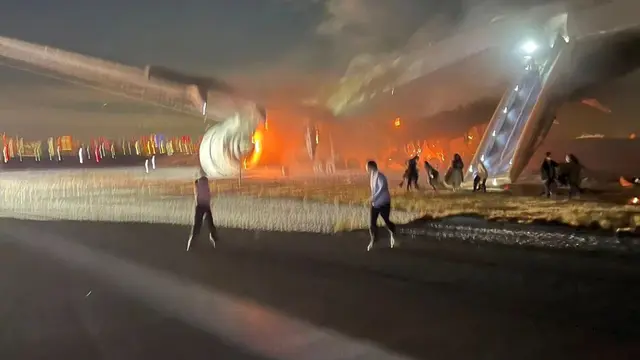 Potret penampakan penumpang Japan Airlines (JAL) lari menyelamatkan diri dari kebakaran pesawat di bandara Haneda, Tokyo, Jepang.
