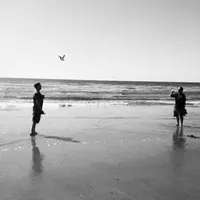 Keith Hoffman dan sang kakak yang telah menjadi gay dan transgender saat menabur abu ibu mereka di tahun 2019. Sumber foto: Document/Keith Hoffman.