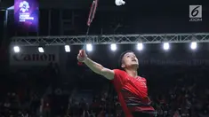 Tunggal putra Indonesia, Anthony Sinisuka Ginting mengembalikan kok ke arah pemain India, Srikanth Nammaiwar Kidambi pada perempat final Bulutangkis Beregu Putra Asian Games 2018 di Jakarta, Senin (20/8). (Liputan6.com/Helmi Fithriansyah)