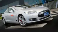Bosch memodifikasi Tesla Model S sehingga punya kemampuan otonomos. 