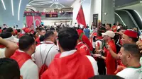 Fans Maroko berpesta di Metro Doha pada ajang Piala Dunia 2022. (Hendry Wibowo/Bola.com)