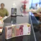 Pegawai tengah menghitung mata uang rupiah di penukaran uang di Jakarta, Rabu (4/3/2020). Rupiah ditutup menguat 170 poin atau 1,19 persen menjadi Rp14.113 per dolar AS dibandingkan posisi hari sebelumnya Rp14.283 per dolar AS. (Liputan6.com/Angga Yuniar)