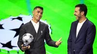 Cristiano Ronaldo dan Gianluigi Buffon berada di panggung drawing Liga Champions 2024/2025 di Grimaldi Forum, Monaco, Kamis (29/8/2024) malam WIB. (Valery HACHE / AFP)
