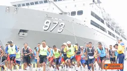Citizen6, Jakarta: Sebanyak 36 orang atlit dayung Kolinlamil melaksanakan tes samapta di Dermaga Kolinlamil, Tanjung Priok, Jakarta Utara, Kamis (25/10). (Pengirim: Dispenkolinlamil). 