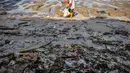 Aksi ini sekaligus memberi edukasi kepada masyarakat tentang bahaya sampah plastik bagi lingkungan, terutama di ekosistem mangrove. (Juni KRISWANTO/AFP)