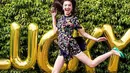 Senyum lebar sambil meloncat membuat Raline Shah tampak ceria. Aura menawannya pun terpancarkan dengan tersenyum lebar. Perempuan 37 tahun seperti tak ada beban dengan pamerkan senyum di wajahnya. Foto Raline ceria ini pun banjir like dan komentar dari netizen. (Liputan6.com/IG/@ralineshah)