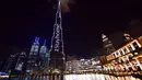 Pencakar langit Burj Khalifa menyala dengan pesan "Stay Home" di Dubai pada Selasa (24/3/2020). Gedung pencakar langit tertinggi di dunia itu menyala dengan slogan kampanye #STAYHOME yang mendesak warga untuk mematuhi langkah-langkah pencegahan di tengah pandemi COVID-19. (Giuseppe CACACE/AFP)