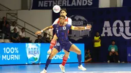 Kapten tim Belanda, Jordany Silverio (depan) dijaga ketat oleh pemain pemain Timnas Futsal Indonesia, Rizki Xavier pada laga lanjutan Four Nations Cup 2025 yang bergulir di Hall Basket Senayan, Jakarta, pada Sabtu (20/9/2025).