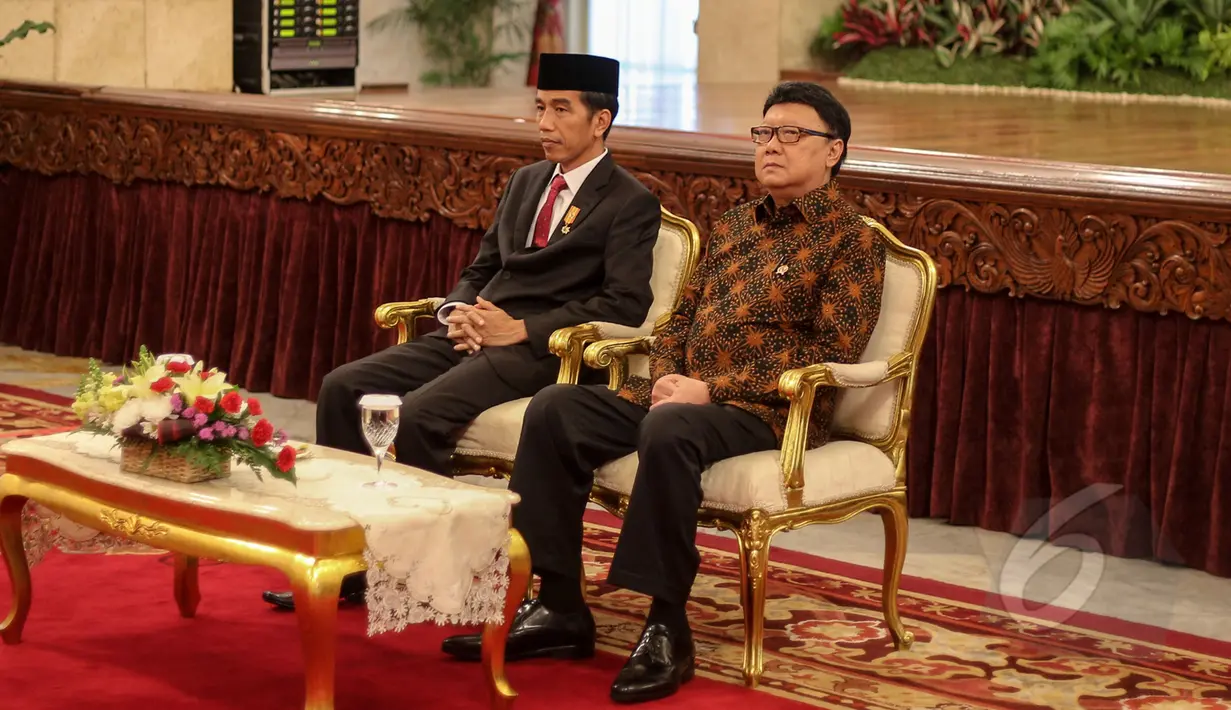 Presiden Joko Widodo dan Mendagri Tjahyo Kumolo saat acara pemberian penghargaan kepada sejumlah kepala daerah di Istana Negara, Jakarta, Selasa (28/4/2015). Penghargaan ini diberikan dalam rangka hari otonomi daerah (Liputan6.com/Faizal Fanani)