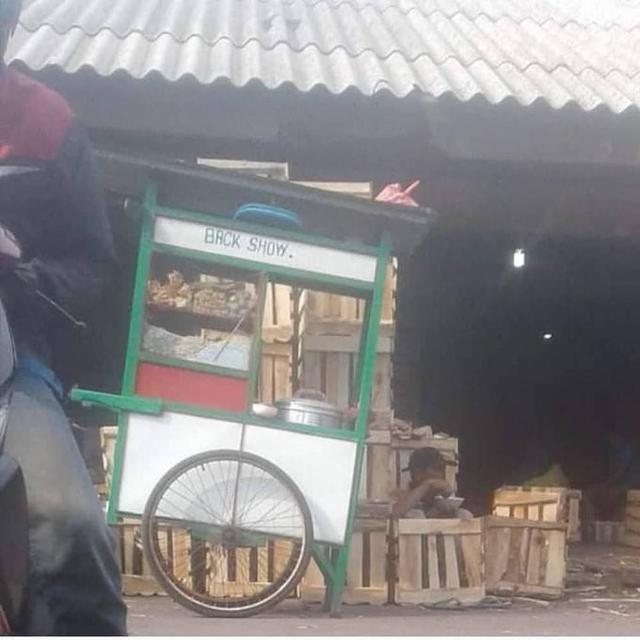 6 Tulisan Lucu di Gerobak Bakso Ini Bikin Pembeli Geleng Kepala