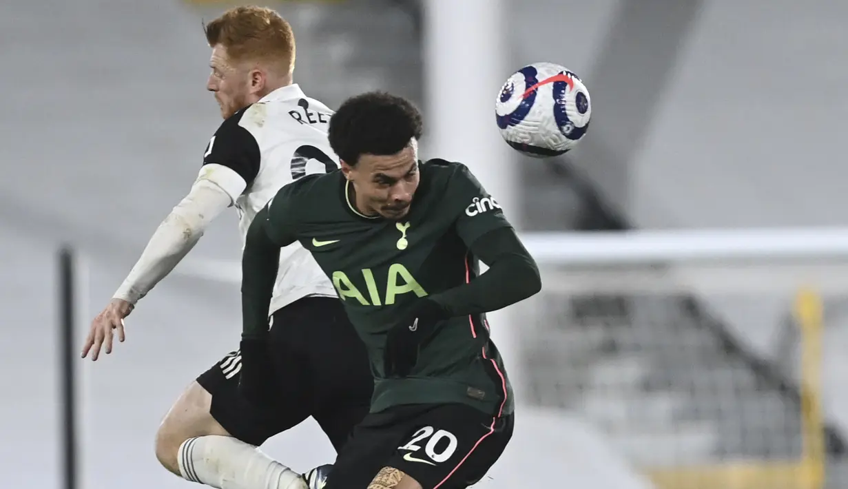 Penyerang Tottenham Hotspur, Dele Alli, duel udara dengan pemain Fulham, Harrison Reed, pada laga Liga Inggris di Stadion Craven Cottage, Kamis (4/3/2021). Tottenham Hotspur menang dengan skor 1-0. (Neil Hall/Pool via AP)