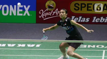 Pebulutangkis tunggal putri Indonesia Gregoria Mariska Tunjung saat mengembalikan kok ke Putri Kusuma Wardani pada babak 32 besar Indonesia Open 2024 di Istora Gelora Bung Karno, Senayan, Jakarta, Selasa (4/6/2024). (Liputan6.com/Herman Zakharia)