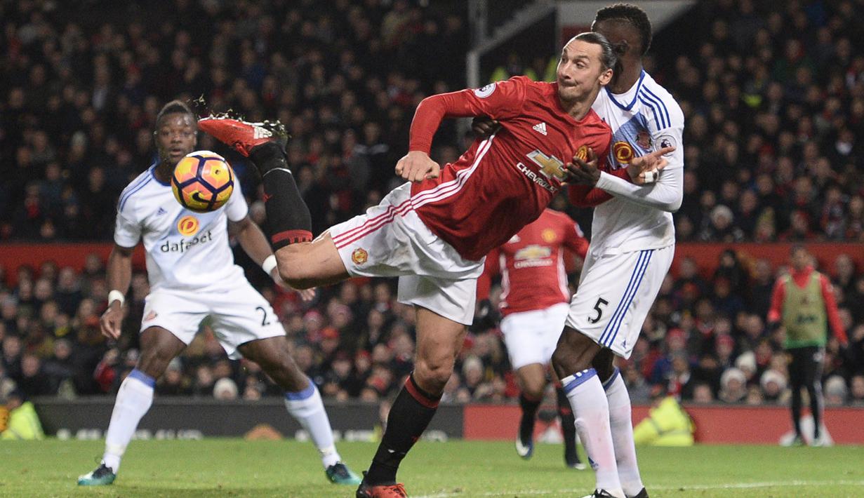 Aksi memikat Zlatan Ibrahimovic saat mengelabui 2 pemain Sunderland dengan tumitnya di Old Trafford, 26 Desember 2016. (AFP/Oli Scarff)