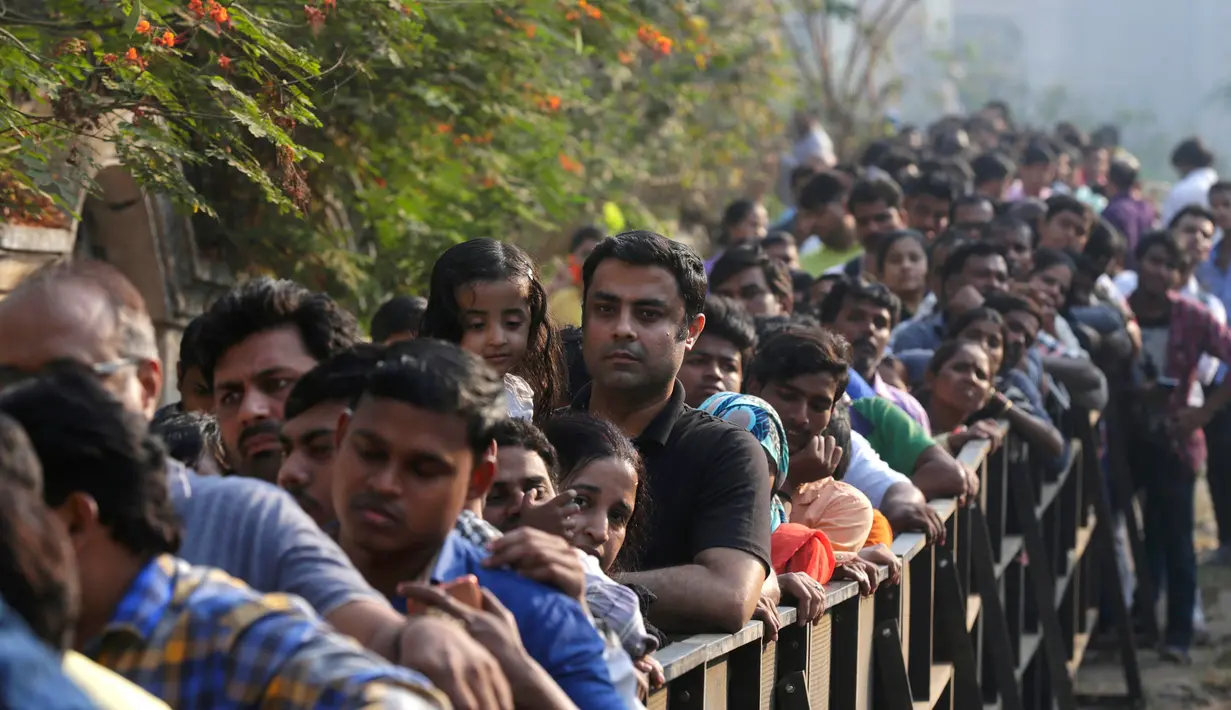 Ribuan fans berkumpul di luar rumah aktris Bollywood mendiang Sridevi Kapoor jelang pemakamannya, Mumbai, India, Rabu (28/2). Sridevi Kapoor meninggal di usia 54 tahun. (AP Photo/Rafiq Maqbool)