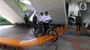 Gubernur DKI Jakarta Anies Baswedan seusai bersepeda di jalur sepeda saat soft launching fasilitas pejalan kaki dan pesepeda pada proyek pembangunan dan penataan kawasan Semanggi di Taman Semanggi, Jakarta, Rabu (12/10/2022). Setelah melakukan soft launching, Anies membubuhkan tanda tangan di atas prasasti sebagai penanda kawasan jalur sepeda dan pedestrian Taman Semanggi telah diresmikan.(Liputan6.com/Herman Zakharia)