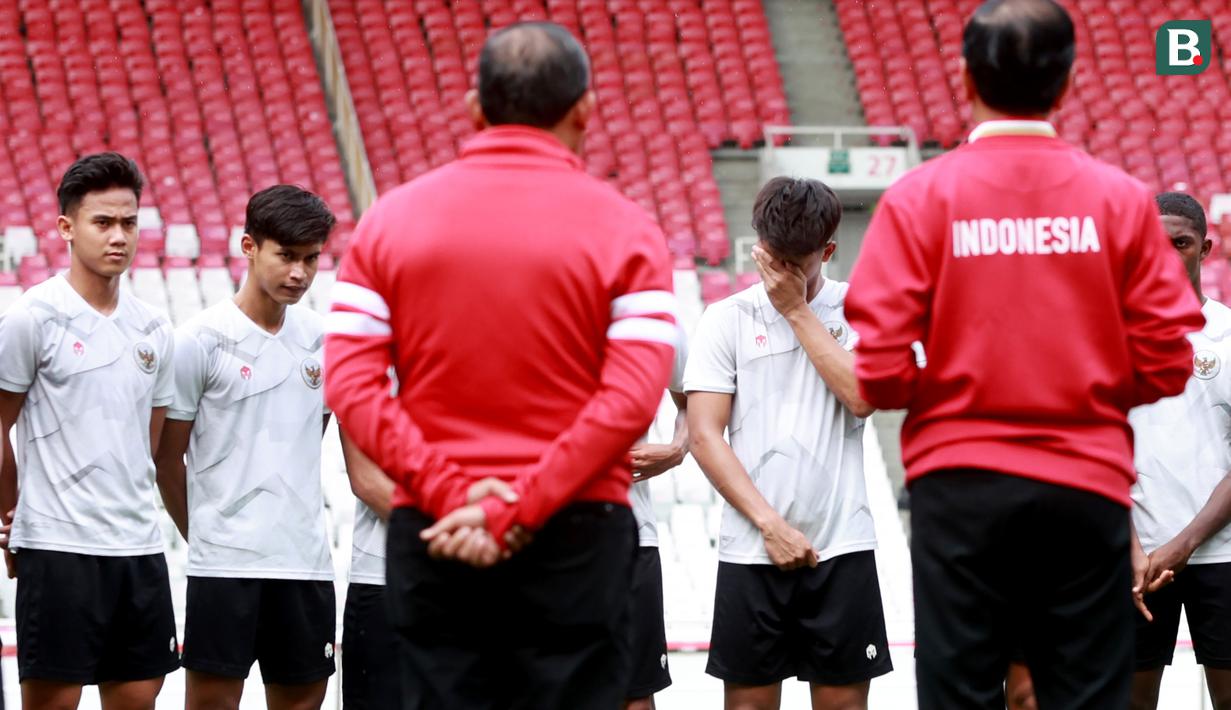 Para pemain Timnas Indonesia U-20 mendengarkan arahan Presiden RI, Joko Widodo di Stadion Utama Gelora Bung Karno (SUGBK), Jakarta Pusat, Sabtu (1/4/2023). (Bola.com/M Iqbal Ichsan)