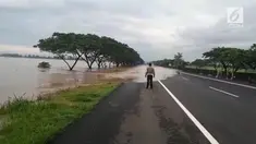 Tol Pejagan, Brebes direndam banjir setinggi 25 sentimeter.